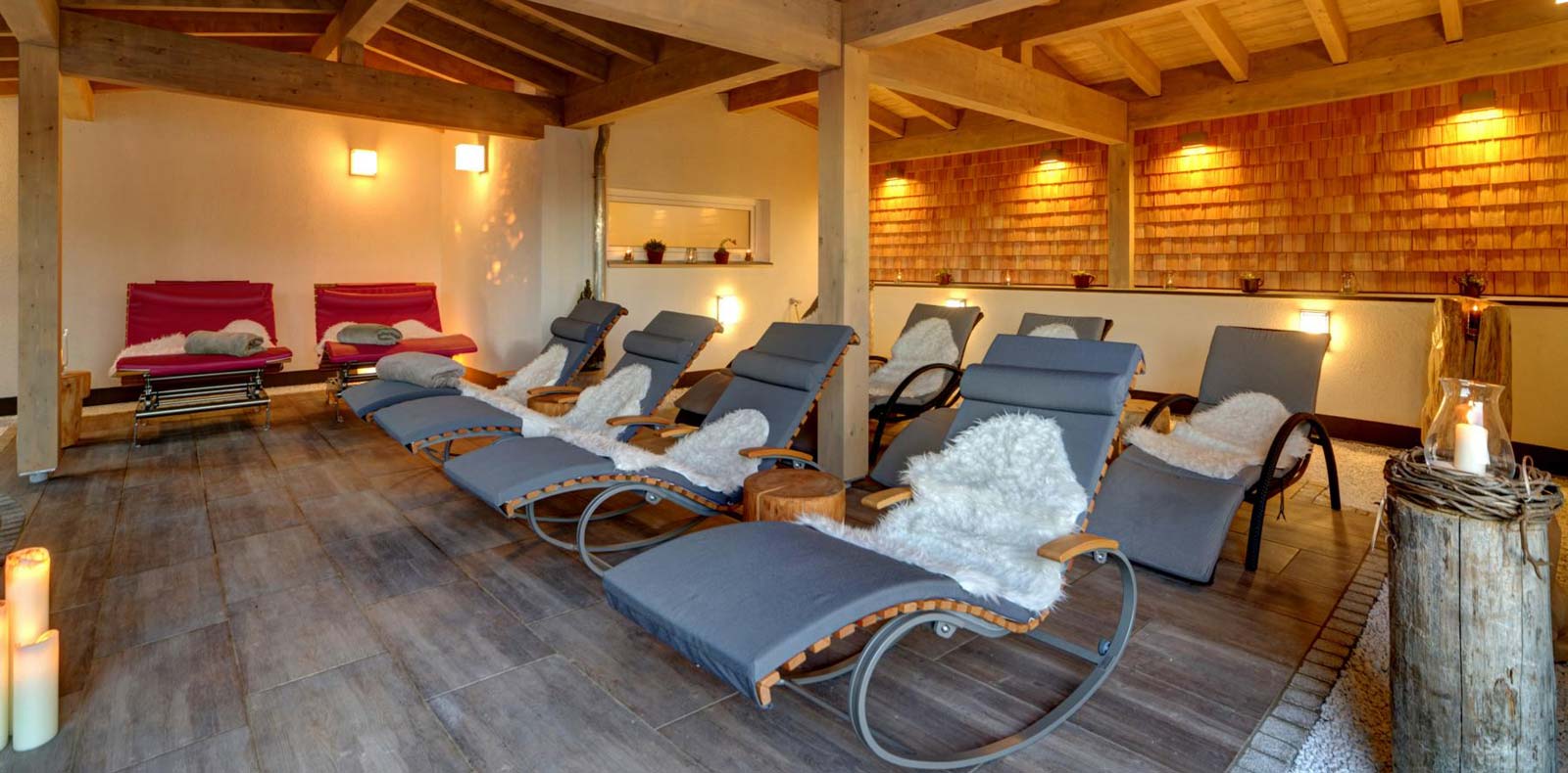 Liegestühle im Ruhebereich